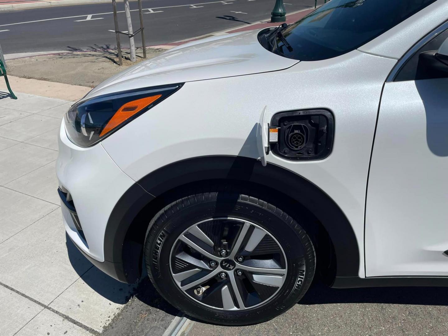 2021 WHITE /BLACK Kia Niro Plug In Hybrid (KNDCM3LD1M5) , located at 744 E Miner Ave, Stockton, CA, 95202, (209) 944-5770, 37.956863, -121.282082 - PLUS TAXES AND FEES - Photo#4